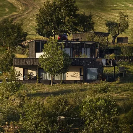 Ateliery Nad Zavozom فيلة Hrusov